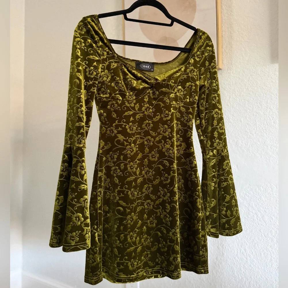 Cider Velvet Sweetheart Twist Floral Bell
Sleeve Mini Dress - Picture 6 of 11